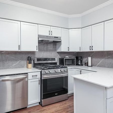 Beautiful Remodeled Penthouse Unit In Old Town Villa Chicago Bagian luar foto