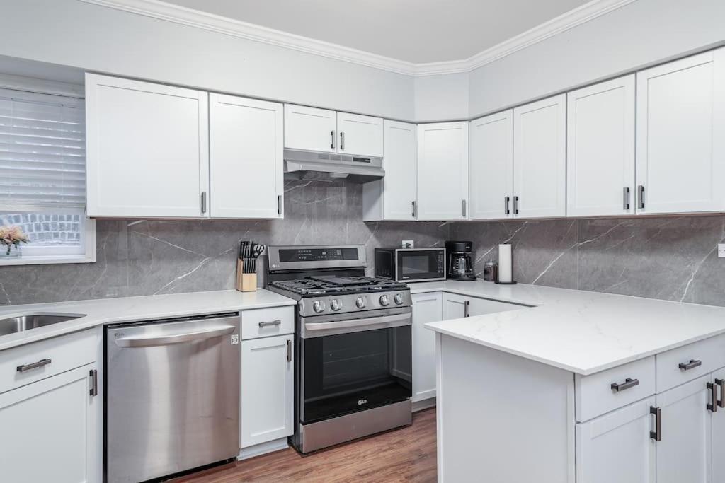 Beautiful Remodeled Penthouse Unit In Old Town Villa Chicago Bagian luar foto